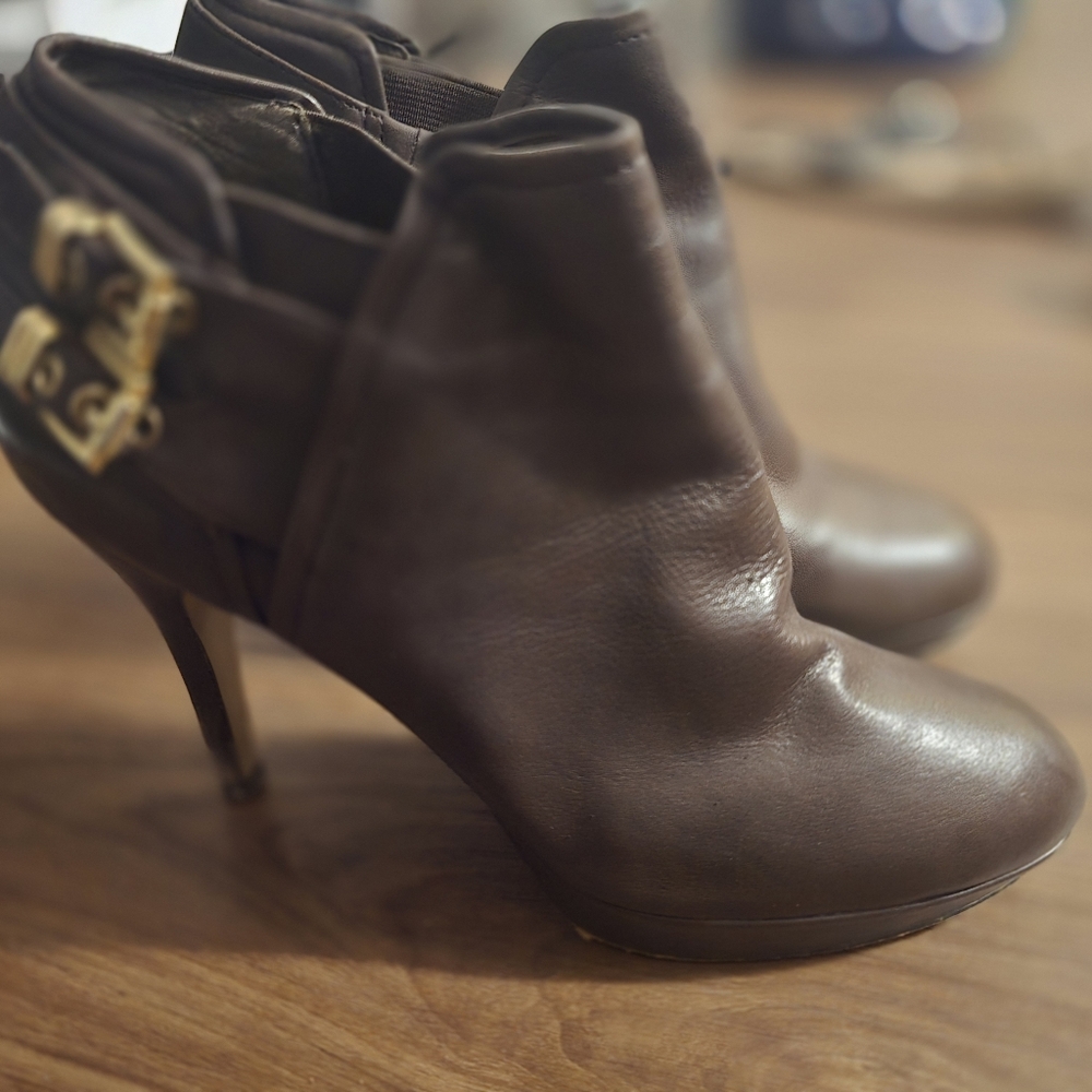 VINCE CAMUTO BOOTIES